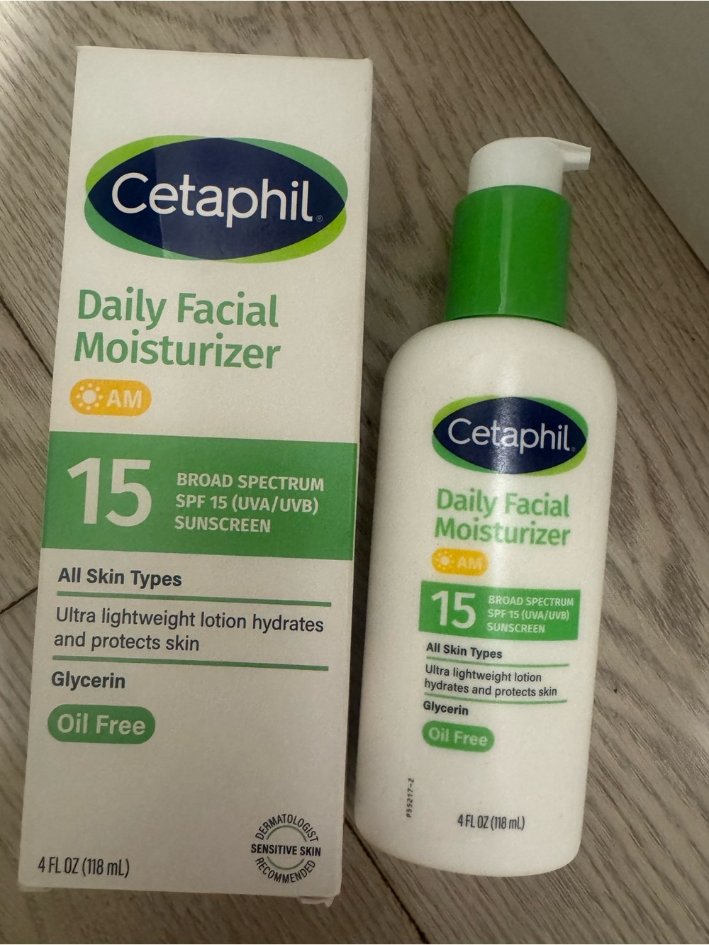 Cetaphil OIL FREE Daily Facial Moisturizer SPF 15 - Picture 6 of 8